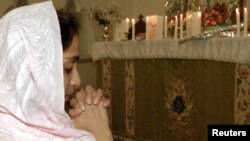 Seorang gadis Kristen berdoa di gereja di Rawalpindi. Pakistan.