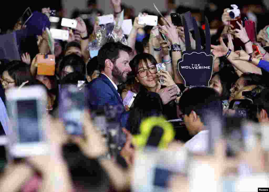 Aktor Hugh Jackman berfoto bersama penggemar selama acara promosi film barunya &quot;The Wolverine&quot; di Seoul, Korea Selatan.