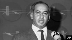 اڳوڻو پاڪستاني پرڏيهي وزير، ذوالفقارعلي ڀٽو 10 آڪٽوبر 1965 تي نيو يارڪ جي ڪينيڊي ايئرپورٽ پهچڻ تي انٽرويو ڏيندي. (فائيل فوٽو) 