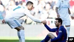 Cristiano Ronaldo dan Lionel Messi dalam sebuah pertandingan La Liga di Madrid, Spanyol, pada 23 Desember 2017. (Foto: Ap/Francisco Seco)