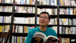 Chinese journalist Jia Jia talks with a friend at a bookstore in Tokyo, Japan, Tuesday, Aug. 20, 2024. (AP Photo/Shuji Kajiyama)