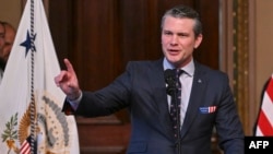 Menteri Pertahanan Amerika Pete Hegseth memberi sambutan usai dilantik oleh Wakil Presiden JD Vance di Executive Office Building, di Gedung Putih, Washington, DC, Minggu, 25 Januari 2025. (Foto: Roberto Schmidt/ AFP)