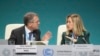 Celeste Saulo, secretaria general de la Organización Meteorológica Mundial (derecha), y Chris Hewitt, director de servicios climáticos de la OMM, hablan antes de una sesión en la Cumbre del Clima de la ONU COP29, el lunes 11 de noviembre de 2024, en Bakú, Azerbaiyán