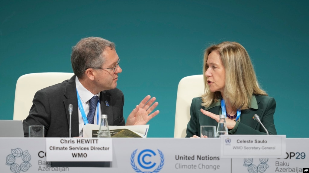 Celeste Saulo, secretaria general de la Organización Meteorológica Mundial (derecha), y Chris Hewitt, director de servicios climáticos de la OMM, hablan antes de una sesión en la Cumbre del Clima de la ONU COP29, el lunes 11 de noviembre de 2024, en Bakú, Azerbaiyán