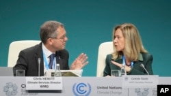 Celeste Saulo, secretaria general de la Organización Meteorológica Mundial (derecha), y Chris Hewitt, director de servicios climáticos de la OMM, hablan antes de una sesión en la Cumbre del Clima de la ONU COP29, el lunes 11 de noviembre de 2024, en Bakú, Azerbaiyán