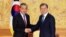 中国外长王毅和韩国总统文在寅在首尔总统官邸青瓦台举行会晤。（2019年12月5日）