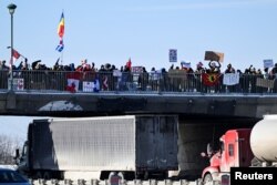 Pengemudi truk memprotes mandat vaksin COVID-19 di Boucherville, Quebec, Kanada, 28 Januari 2022. (Foto: REUTERS/Bernard Brault )