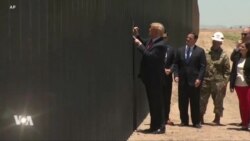 Donald Trump touche du doigt le mur frontalier avec le Mexique