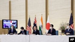 জাপানের রাজধানী টোকিওতে যুক্তরাষ্ট্র, অস্ট্রেলিয়া, ভারত, এবং জাপানের নেতাদের ভার্চুয়াল শীর্ষ সম্মেলনের সময় জাপানের প্রধানমন্ত্রী যোশিহিদে সুগা বক্তব্য রাখেন (মার্চ ১২ ২০২১)। 