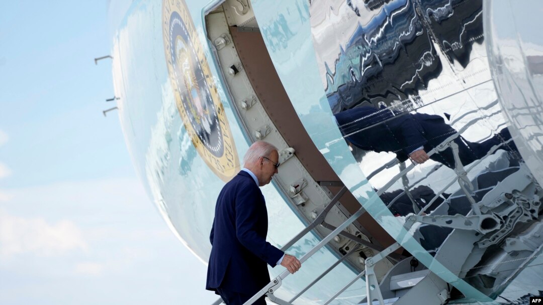 Президент Джо Байден садится на борт Air Force One в Лас-Вегасе, штат Невада, 17 июля 2024 года на пути в Делавэр