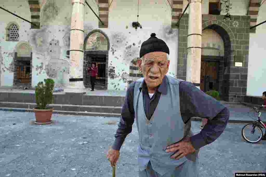 Sur ilçesindeki 500 yıllık Kurşunlu Camii dünkü saldırılarda yakıldı. Büyükşehir Belediyesi İtfaiye Müdürlüğü güvenlik gerekçesiyle yangına müdahale etmelerine izin verilmediğini söyledi. Önceki gün görgü tanıklarının telefonla aktardıklarına göre, bölgedeki tarihi bir hamam da yandı. Daha önce de 515 yıllık Dört Ayaklı Minare kurşunlara hedef olmuştu.