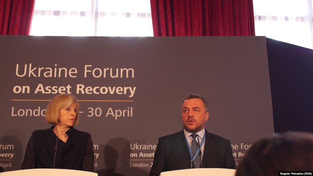 Britanska premijerka Tereza Mej i Ukrajinski državni tužilac Oleh Maknitski na konferenciji
o vraćanju proneverenog novca u Londonu 