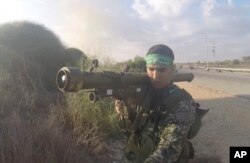 موشک ضدهوایی «٩ام٣٢ استرلا» ساخت روسیه در دست یک جنگجوی حماس در روز حمله تروریستی ۱۵ مهر به اسرائیل
