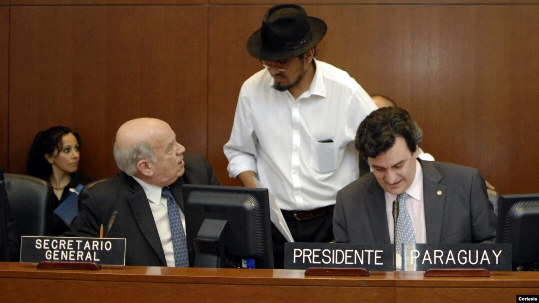 El embajador de Bolivia ante la OEA, Diego Pary, conversa con el secretario general de la Organización, José Miguel Insulza, durante reunión del Consejo Permanente en la que se aprobó la resolución de solidaridad con Bolivia. A la derecha, el presidente del Consejo y embajador de Paraguay, Martín Sannemann. [Foto: OEA].