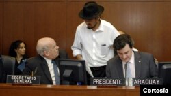 El embajador de Bolivia ante la OEA, Diego Pary, conversa con el secretario general de la Organización, José Miguel Insulza, durante reunión del Consejo Permanente en la que se aprobó la resolución de solidaridad con Bolivia. A la derecha, el presidente del Consejo y embajador de Paraguay, Martín Sannemann. [Foto: OEA].