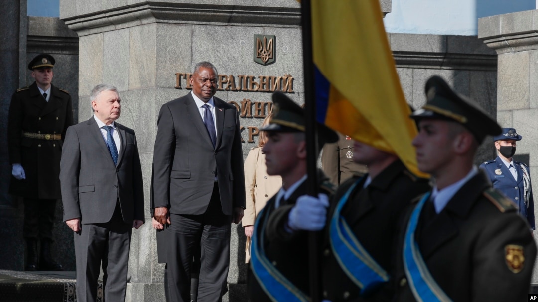 Menteri Pertahanan Ukraina Andriy Taran (kiri) dan Menteri Pertahanan AS Lloyd Austin dalam upacara penyambutan menjelang pertemuan mereka di Kyiv, Ukraina, 19 Oktober 2021. (Gleb Garanich/Pool Photo via AP)