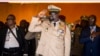 Après le putsch de 2021, le colonel Doumbouya s'est fait investir président et s'est engagé à remettre le pouvoir à des civils élus dans un délai de deux ans à partir de janvier 2023.