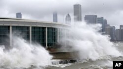 Olas impulsadas por el viento en el lago Michigan, frente a la ciudad de Chicago, mientras una tormenta invernal se desplaza sobre Illinois.