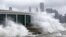 Olas impulsadas por el viento en el lago Michigan, frente a la ciudad de Chicago, mientras una tormenta invernal se desplaza sobre Illinois.