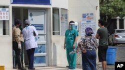 En el exterior de un hospital de Managua, Nicaragua, las personas se protegen ante la amenaza del coronavirus, aunque el gobierno de Daniel Ortega no ha impuesto medidas para contener la pandemia en el país.