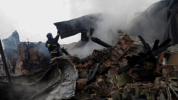 Vatrogasci gase požar poslije ruskog napada dronovima na Harkov. (Foto: REUTERS/Sofiia Gatilova)