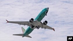 ARSIP – Foto sebuah Boeing 737 MAX 8 bertanggal 8 Mei 2019 yang diproduksi untuk Turkish Airlines tinggal landas dalam uji coba terbang di Renton, Washington (foto: AP Photo/Ted S. Warren, Arsip)