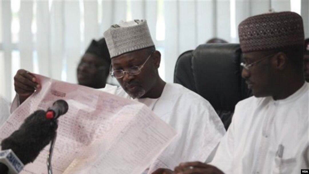 Attahiru Jega, Ketua Komisi Pemilihan Independen Nigeria, sesaat sebelum mengumumkan Goodluck Jonathan sebagai pemenang pilpres, Senin (18/4).