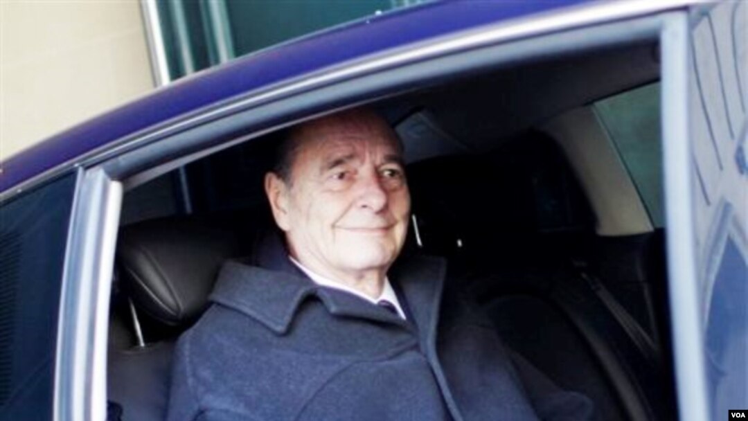Mantan Presiden Perancis Jacques Chirac meninggalkan kantornya di Paris, Senin (7/3).