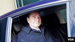 Mantan Presiden Perancis Jacques Chirac meninggalkan kantornya di Paris, Senin (7/3).