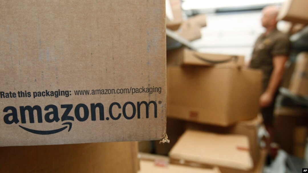 Paket-paket yang siap dikirim kepada konsumen di gudang Amazon di kota Palo Alto, California (foto: dok). Amazon, Wal-Mart, Macy’s dan pengecer lain bersaing agar bisa lebih cepat mengirim pesanan kepada para konsumen.