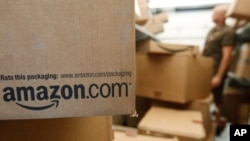 Paket-paket yang siap dikirim kepada konsumen di gudang Amazon di kota Palo Alto, California (foto: dok). Amazon, Wal-Mart, Macy’s dan pengecer lain bersaing agar bisa lebih cepat mengirim pesanan kepada para konsumen.