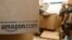 Paket-paket yang siap dikirim kepada konsumen di gudang Amazon di kota Palo Alto, California (foto: dok). Amazon, Wal-Mart, Macy’s dan pengecer lain bersaing agar bisa lebih cepat mengirim pesanan kepada para konsumen.