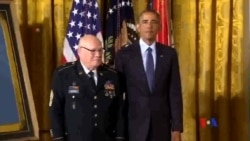 2014-09-16 美國之音視頻新聞: 奧巴馬向越戰退伍軍人頒發榮譽勳章