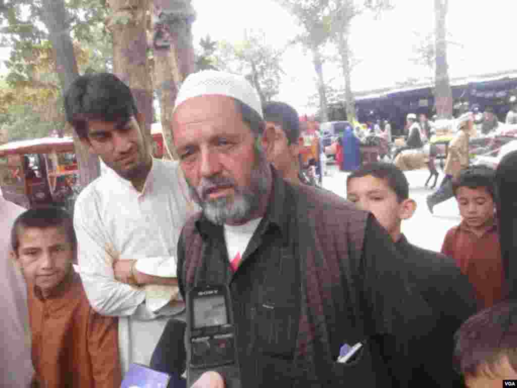 یک باشنده شهر تالقان مرکز ولایت تخار: "قیمت ها دربازار رو به افزایش است ازسوی دولت کنترول درنرخ های مواد دربازار وجود ندارد سطح بیکاری به اوجش رسیده است ومردم توان