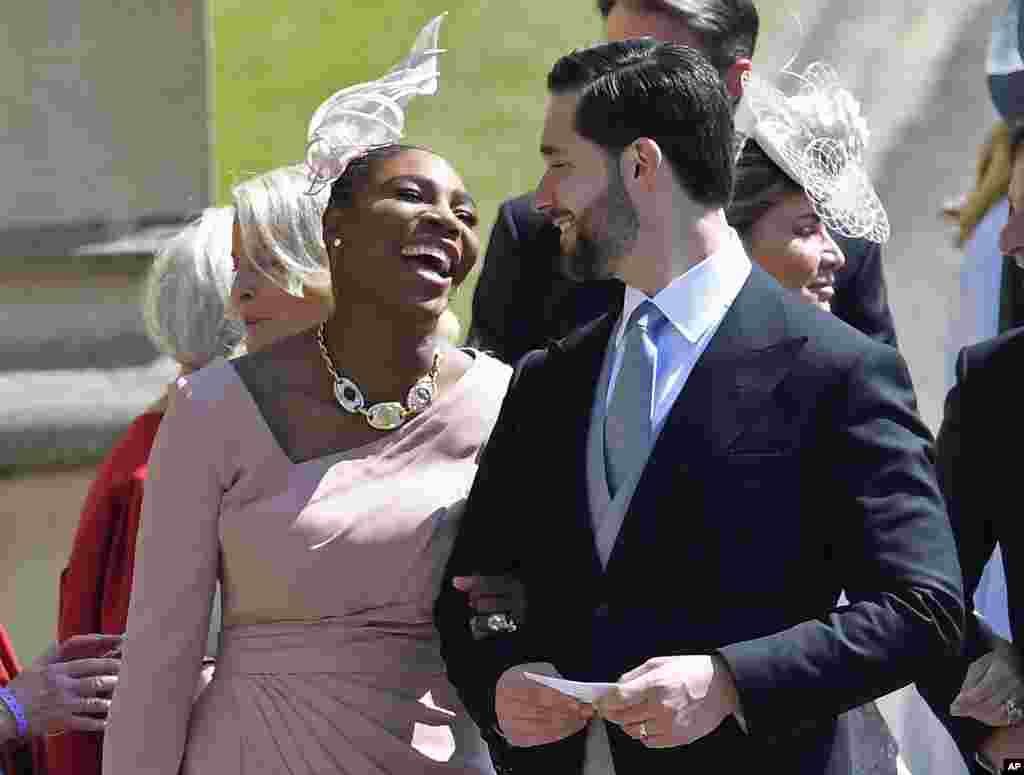 塞雷娜&middot;威廉姆斯 （Serena Williams）和丈夫亚历克西斯&middot;欧海宁（Alexis Ohanian）一道抵达哈里王子和梅根&middot;马克尔在温莎镇举行的婚礼。（2018年5月19日）