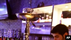 Un estudio afirma que está de moda fumar en 'hookah bars'.