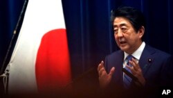 Le Premier ministre japonais Shinzo Abe lors d'une conférence de presse, le 14 mars 2020. (AP Photo/Eugene Hoshiko)