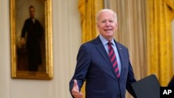 Presiden Joe Biden menoleh ke belakang untuk menjawab pertanyaan usai berbicara tentang pandemi virus corona di Ruang Timur Gedung Putih di Washington, Selasa, 3 Agustus 2021. (Foto: AP)