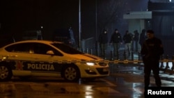 La police devant l'entrée de l'ambassade des Etats-Unis, Podgorica, Monténégro, le 22 février 2018.