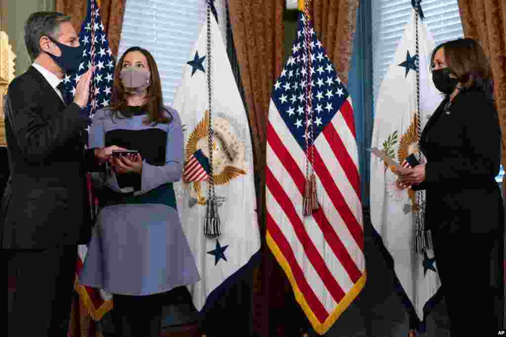 토니 블링컨 미국 국무장관이 백악관에서 부인 에바 라이언 여사와 카멀라 해리스 부통령이 지켜보는 가운데 취임선서를 했다. 
