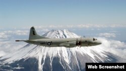 美国海军网站发布的一架猎户座侦察机（P-3C Orion）在日本 富士山上空 飞过的景象。