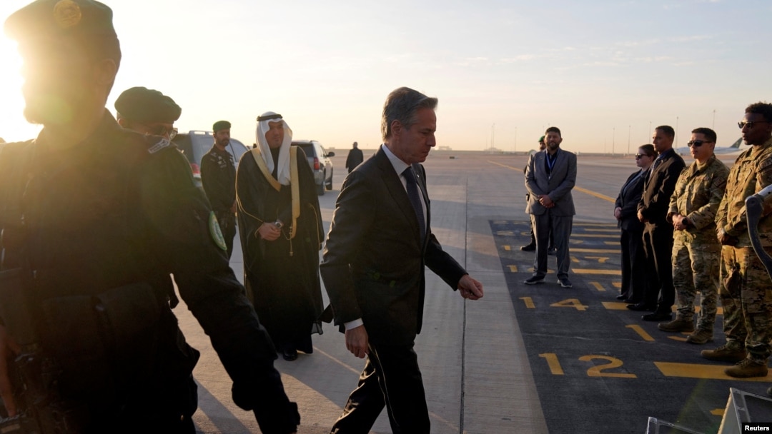 Američki državni sekretar Antony Blinken ukrava se u avion na Međunarodni aerodrom King Khalid u Rijadu.