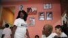 Berta Soler (debout à gauche) au siège du mouvement les Dames en blanc à La Havane, avant son arrestation du 20 mars 2016. Mme Soler et trois autres femmes ont également été arrêtées le 23 janvier 2022.