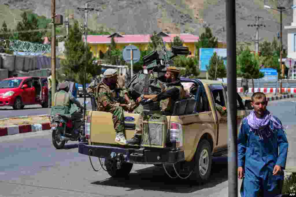 Soldados de las fuerzas de seguridad afganas viajan en un veh&#237;culo armado a lo largo de una carretera en la provincia de Panjshir en Afganist&#225;n el 15 de agosto de 2021.