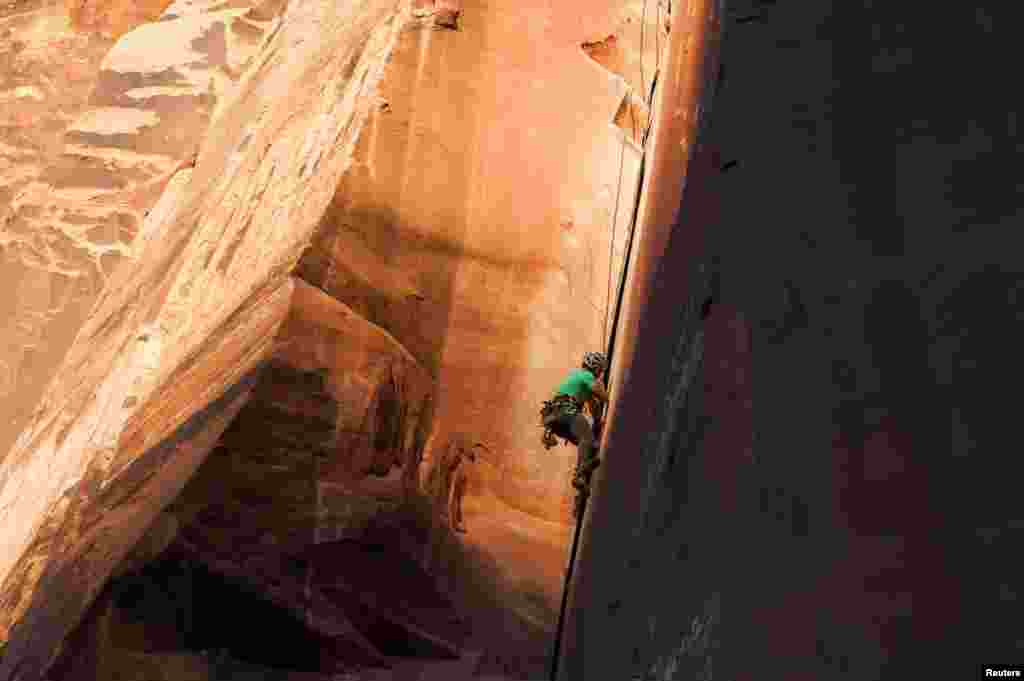 Pemanjat tebing, David Rozul, menaiki Indian Creek, sebuah area yang menarik pengunjung&nbsp;dari seluruh dunia ke Monumen Nasional Bears Ears, Utah, 29 Oktober 2017.