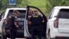 ARCHIVO - Esta imagen de un video proporcionado por KATV muestra a oficiales de policía en Morrilton, Arkansas, durante la escena de una detención el 20 de junio de 2024.