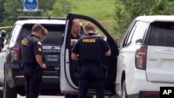 ARCHIVO - Esta imagen de un video proporcionado por KATV muestra a oficiales de policía en Morrilton, Arkansas, durante la escena de una detención el 20 de junio de 2024.