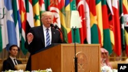 Presiden AS Donald Trump berpidato di depan puluhan pemimpin Arab dan Muslim pada KTT Arab Islam Amerika di Riyadh, Arab Saudi, hari Minggu (21/5).