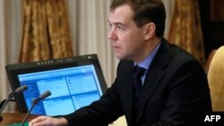 Tổng thống Nga Dmitry Medvedev nói rằng dù cuộc điều tra có đạt ít tiến bộ nhưng vẫn chưa đóng hồ sơ