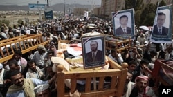 Anti-government protesters carry the bodies of fighters loyal to opposition tribal chief Sheikh Sadiq al-Ahmar, who were killed during clashes with security forces, during a mass funeral in Sana'a, June 3, 2011